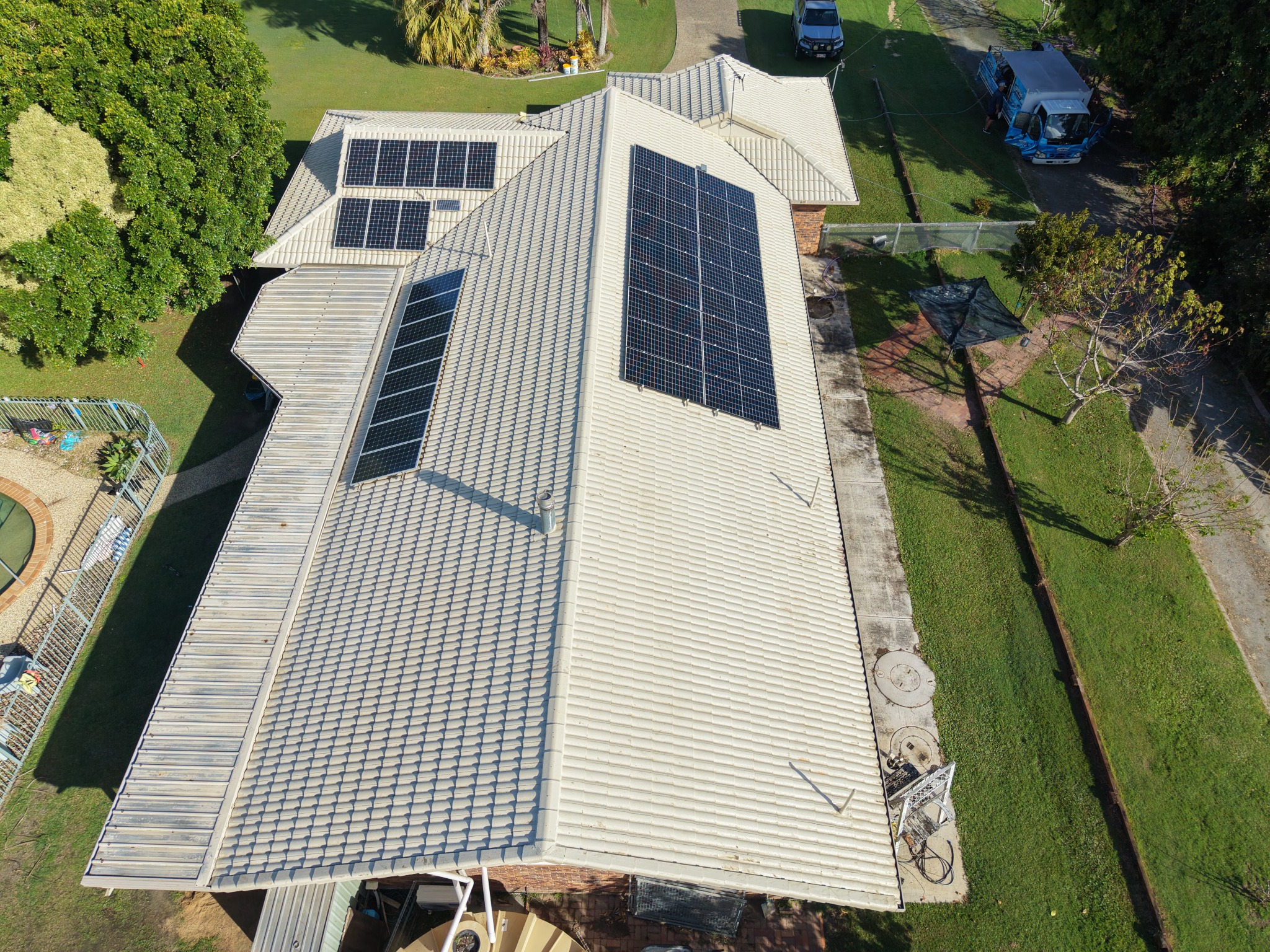 Roof and solar panels after cleaning by Bottas Pro Wash
